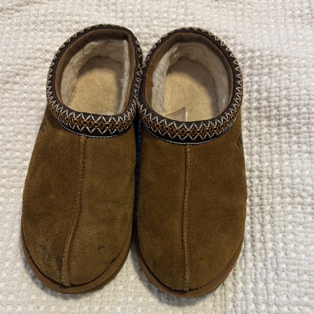 UGG Women’s Slippers size 10 Previously Worn